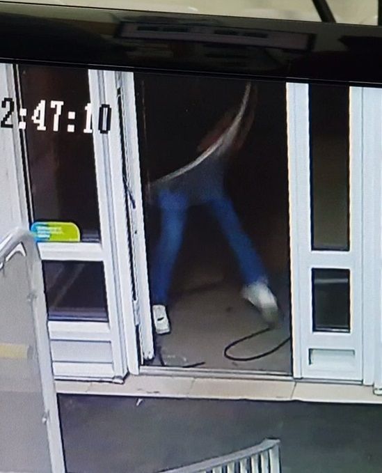 Кадр с камеры: момент удара по двери